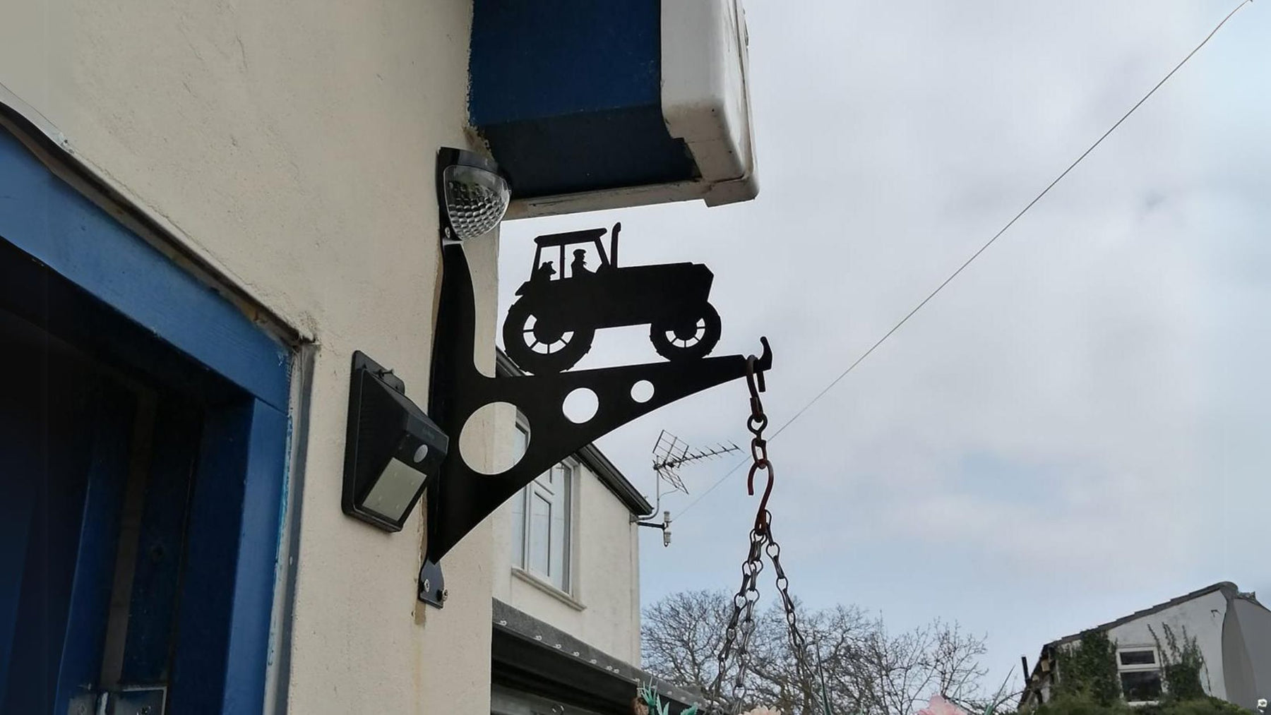 8 Ways To Make The Most Out Of Your Hanging Basket Bracket All Year Round!